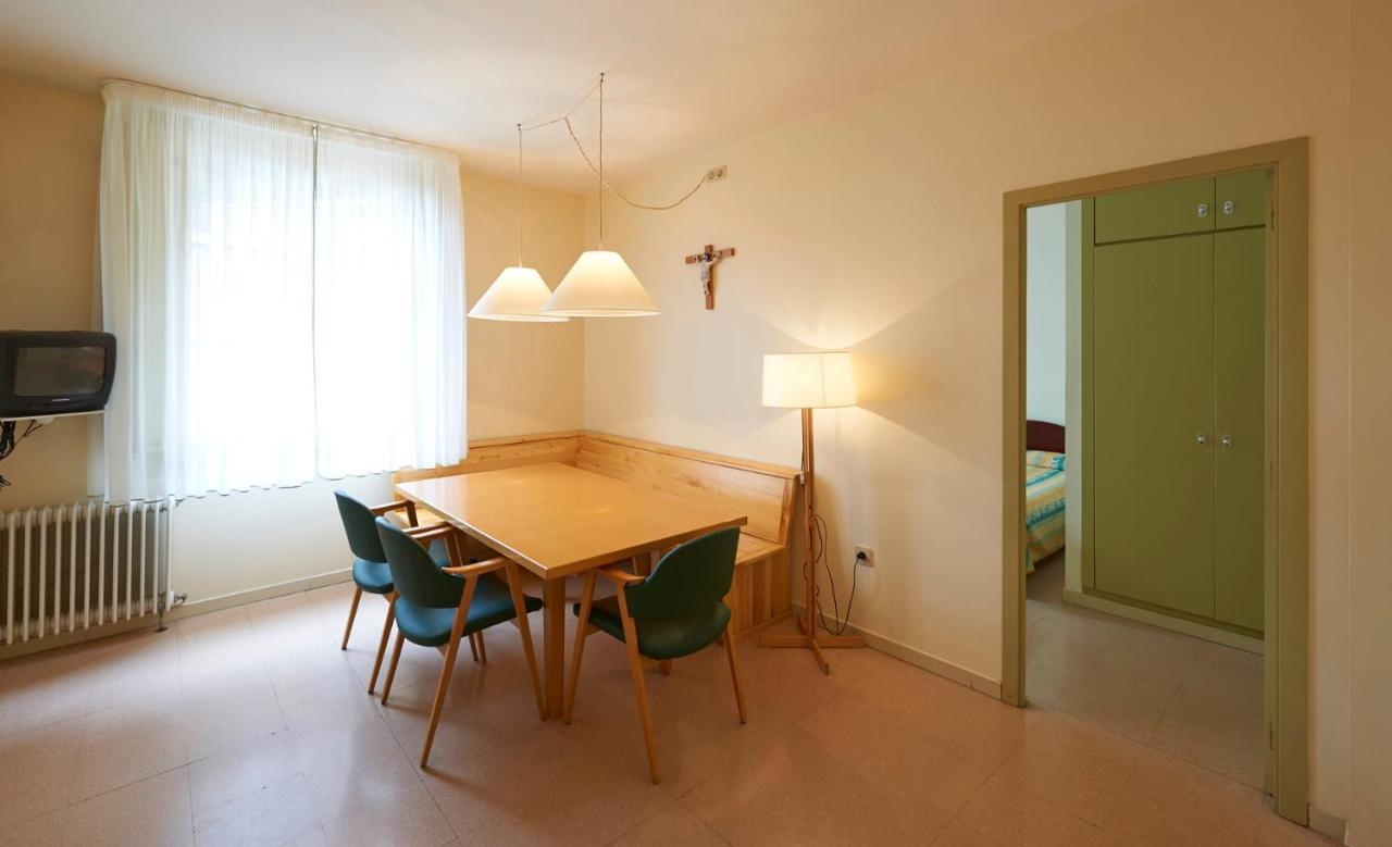 Apartamentos Montserrat Abat Marcet Kültér fotó